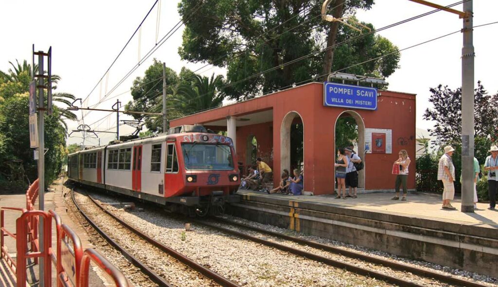 Train Circumvesuviana qui relie Pompéi et Naples